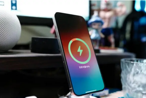 白银苹果15换屏服务分享用什么充电器给iPhone15充电更好 